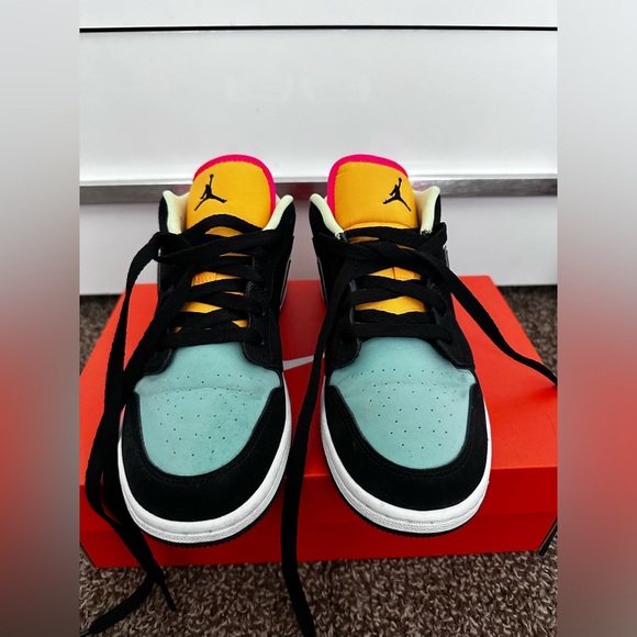 Jordan 1 Low - Picture 1 of 5